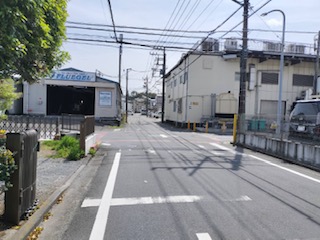 橋を渡り、止まれの標識を右折