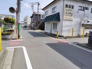 美容室のある黄色いポールを右折