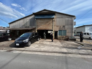 左手に弊社がございます。